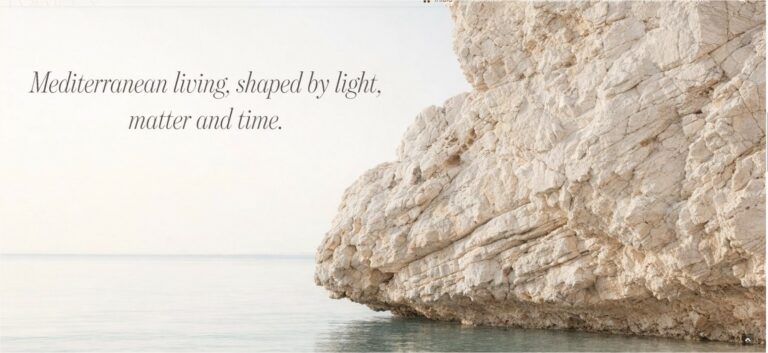 Inspiración natural y esencia mediterránea: roca en el mar que refleja la solidez y la filosofía de diseño Low-Tox de Heliana Oliver Interiorismo en Mallorca